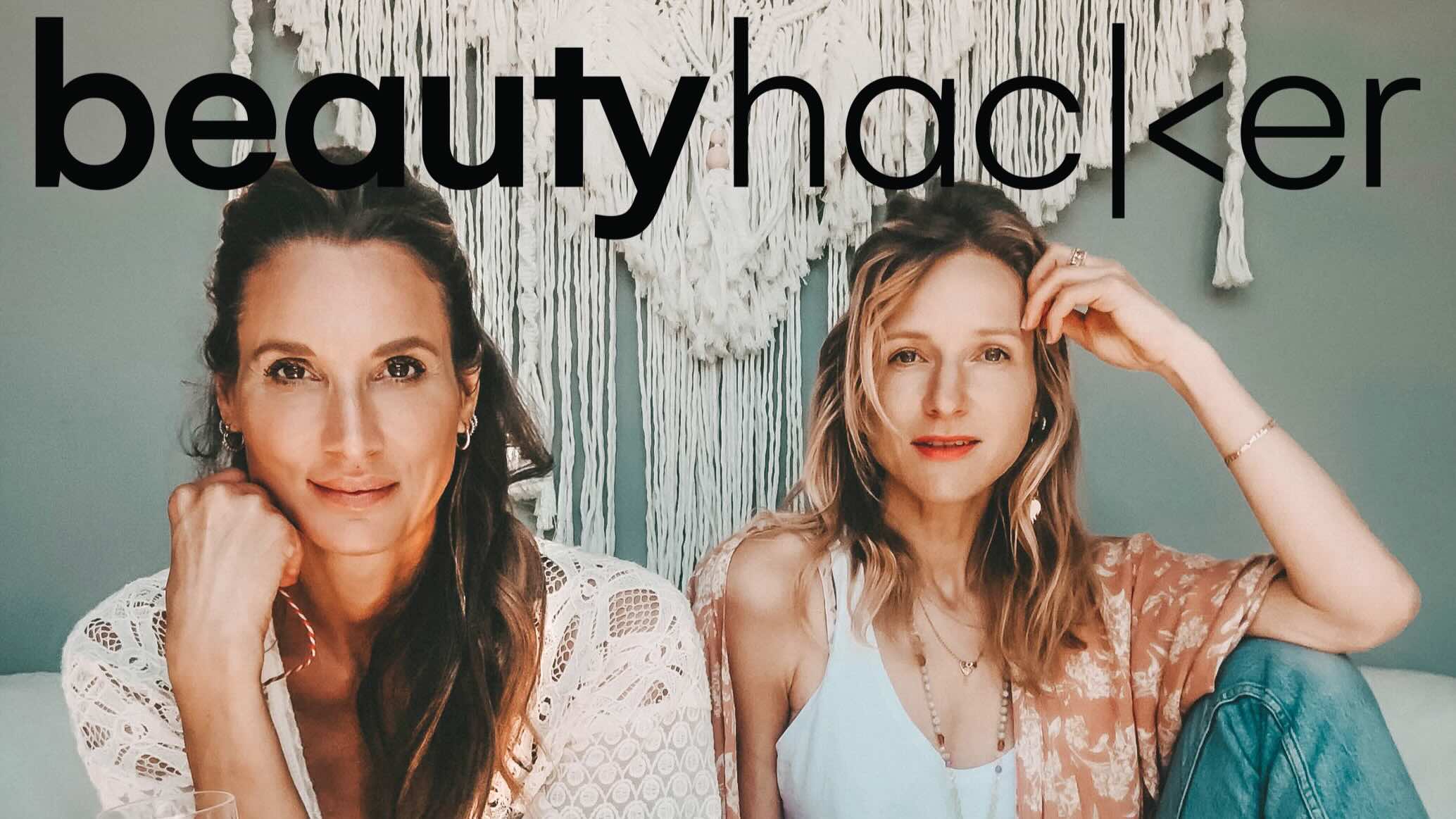 Das Beautyhacker Gründerteam. Zwei starke Frauen, die ihre Leidenschaft für innere Schönheit und natürliche Hautpflege vereinen. Ihre Mission ist es, durch wissenschaftlich fundierte Produkte wie den Wildberry Collagen Drink das Hautbild von innen heraus zu verbessern.