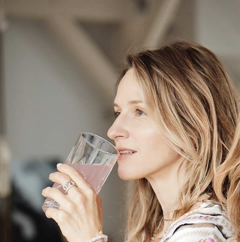 Katja will trinkt Beautyhacker Collagen  für die 4 Wochen Routine zur strahlenden haut