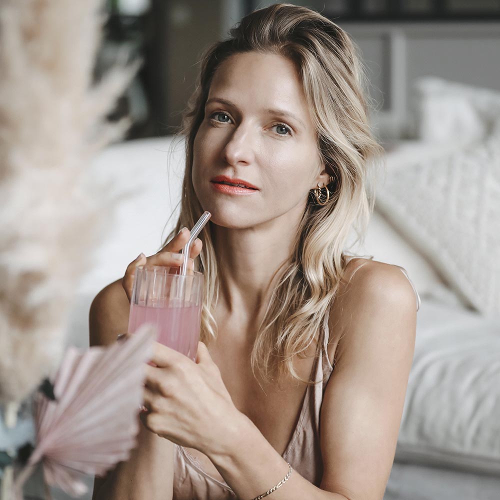 Blonde Frau trinkt Collagen-Drink, strahlende Haut und gesundes Haar – Beautyhacker Lifestyle.